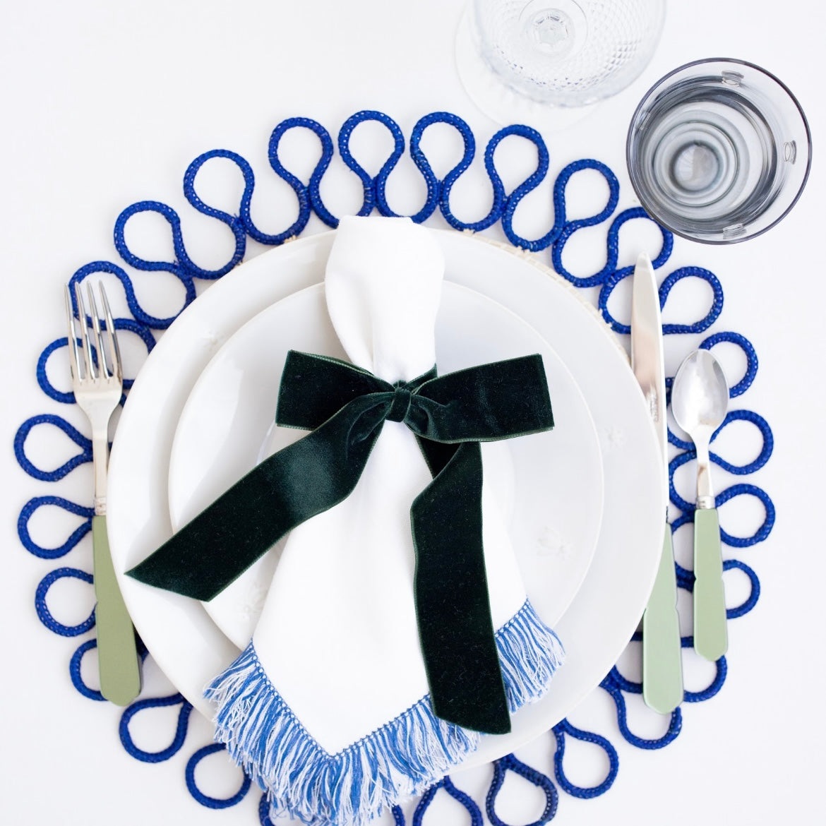 BEE DINNER PLATE, WHITE