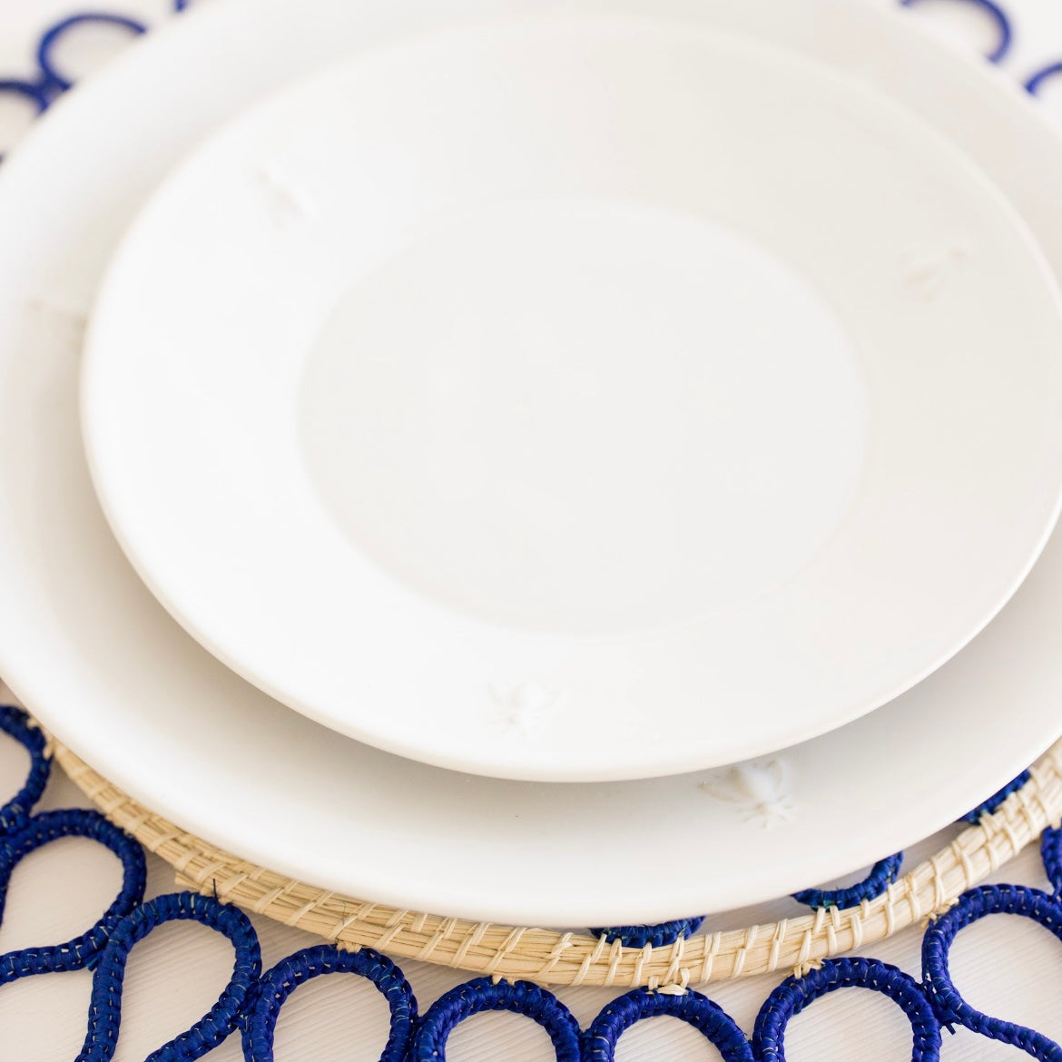 BEE DINNER PLATE, WHITE
