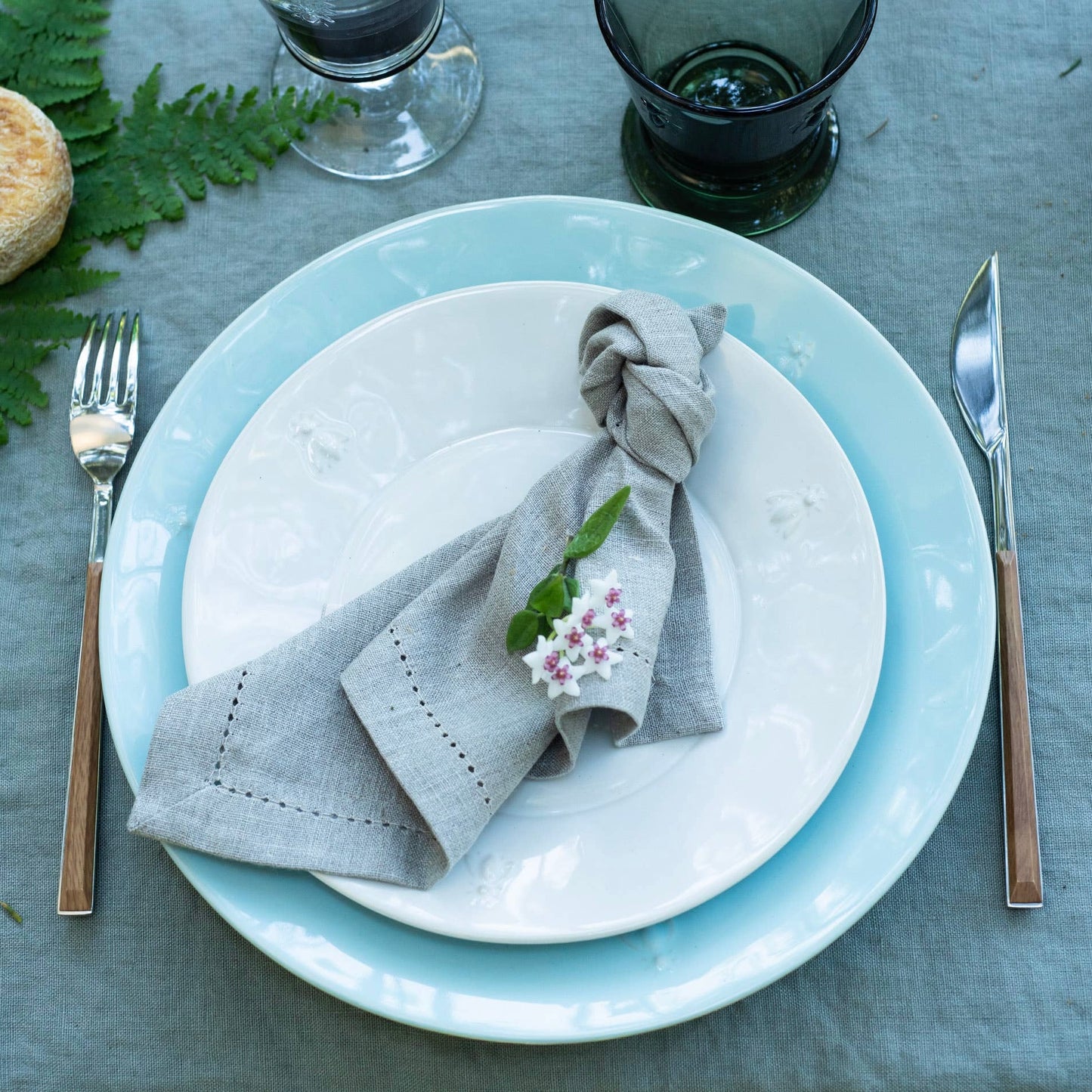 BEE DINNER PLATE, BLUE