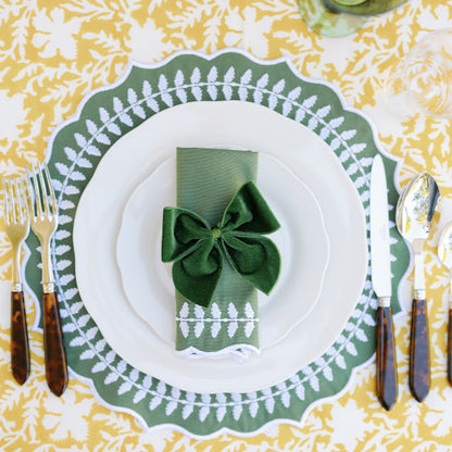 WHITE SCALLOPED DESSERT PLATE